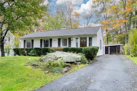 14 Grove Pl, Danbury, CT 06810