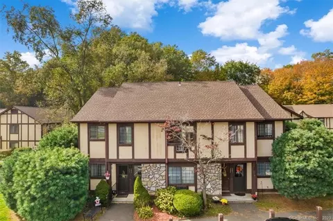 201 Foxwood Ln #201, Milford, CT 06461