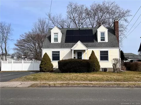 32 Lenox Ave, Milford, CT 06460