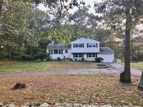 300 Saw Mill Rd, Guilford, CT 06437