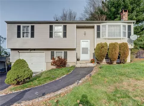 32 Hitchcock Dr, Meriden, CT 06450