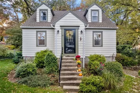15 S Bartlett Rd, Waterford, CT 06375