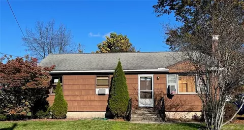 32 Hemlock St, Newington, CT 06111