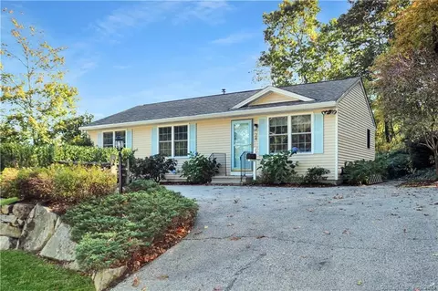 24 N Broad St, Stonington, CT 06378