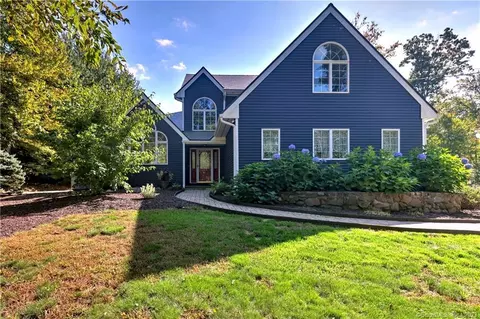 51 N Woods Rd, Hamden, CT 06518