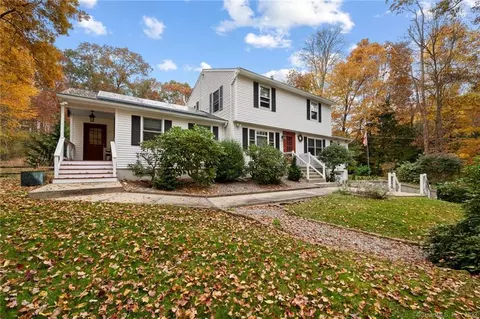 565 Norwich Salem Tpke, Montville, CT 06370