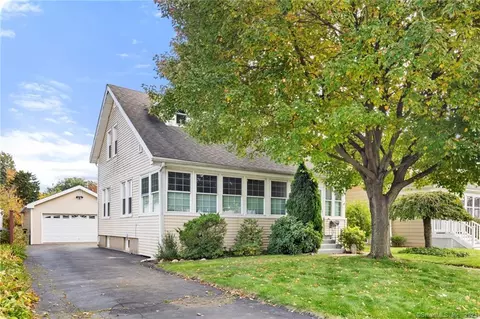 32 Cambridge St, West Hartford, CT 06110