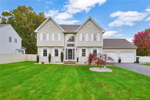 39 Acorn Dr, Windsor Locks, CT 06096