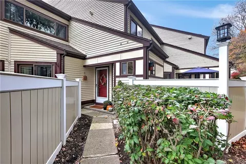 81 Main St #13B, Branford, CT 06405