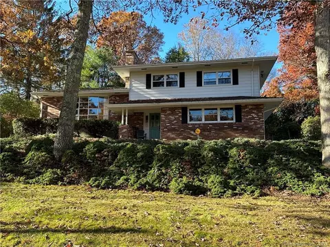 4 Cavasin Dr, East Lyme, CT 06333