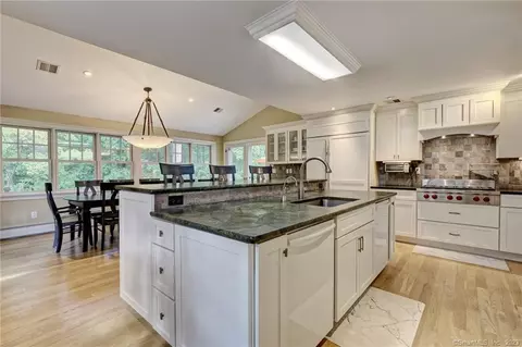 16 Old Field Rd, West Hartford, CT 06117