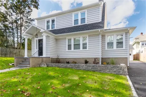 30 Fairview Ter, Derby, CT 06418