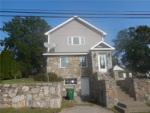 38 Vivian St, Waterford, CT 06385