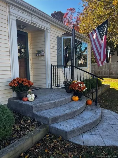 11 Friendship St, Norwich, CT 06360