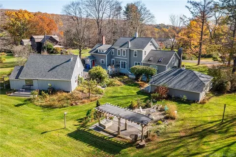 54 Old Bridge Rd, Brookfield, CT 06804
