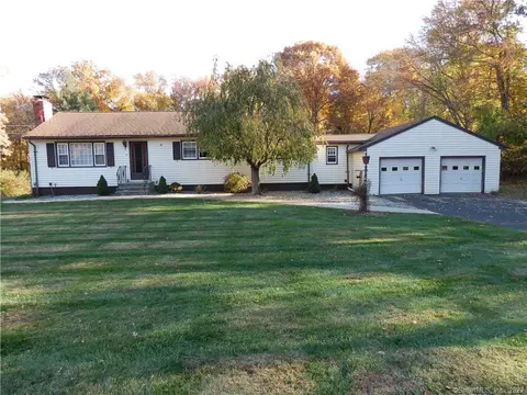 19 Meadow Brook Dr, Monroe, CT 06468