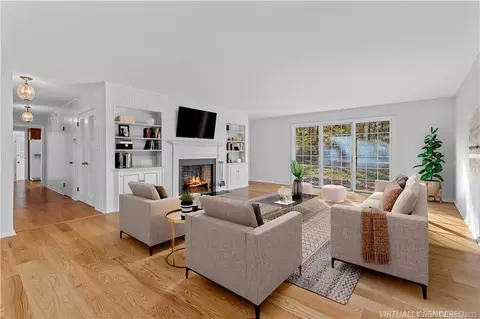 676 Royal Ln, Orange, CT 06477