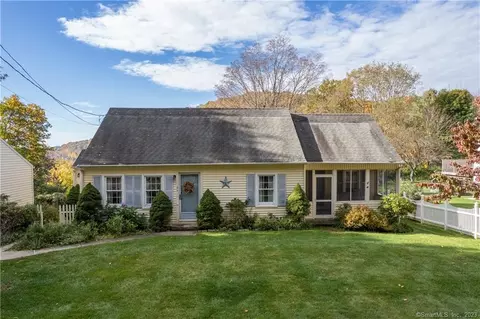876 Lake Dr, Guilford, CT 06437