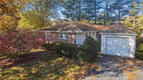 33 Gallaudet Dr, West Hartford, CT 06107
