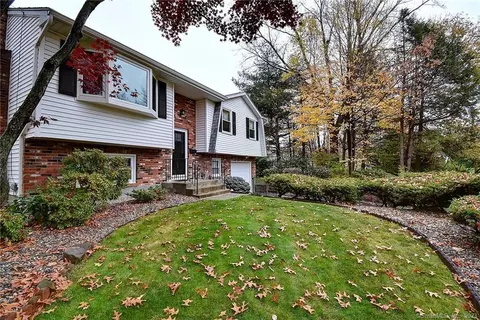 16 Webber Rd, Rocky Hill, CT 06067