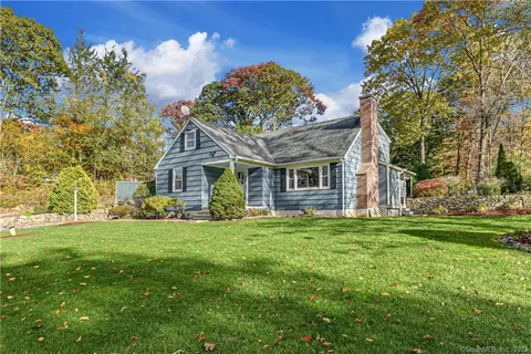 32 Foster Ave, Trumbull, CT 06611