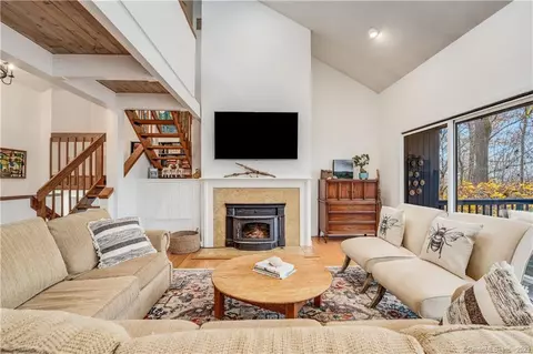 17 Kings Hwy, Chester, CT 06412