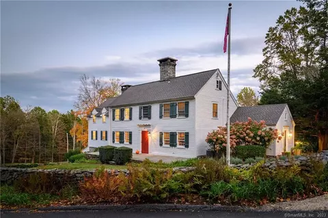 7 Bradley Ln, Newtown, CT 06482