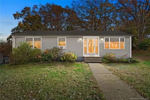 3 Crestview Dr, Montville, CT 06382