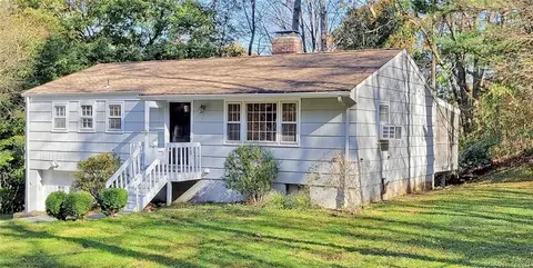 7 Read Pl, Wilton, CT 06897