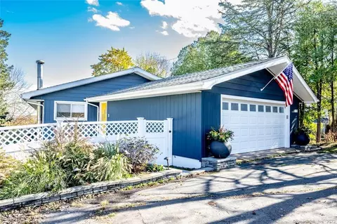 464 Ballfall Rd, Middletown, CT 06457