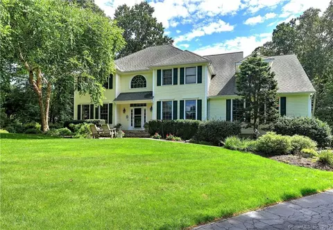 40 Gatehouse Rd, Trumbull, CT 06611