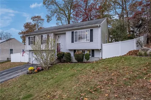 34 Wyngate Cir, Groton, CT 06355