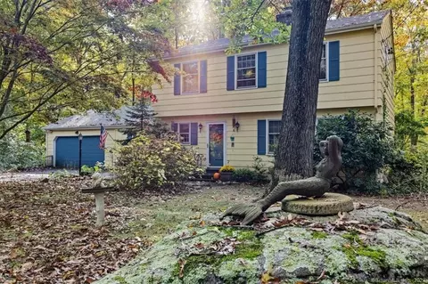 13 Nugget Hill Dr, Gales Ferry, CT 06335