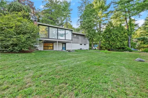 9 Wayfaring Rd, Norwalk, CT 06851