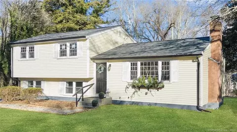 17 Alden Dr, Clinton, CT 06413