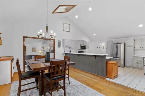 99 Mcdermott Cir, Hamden, CT 06518