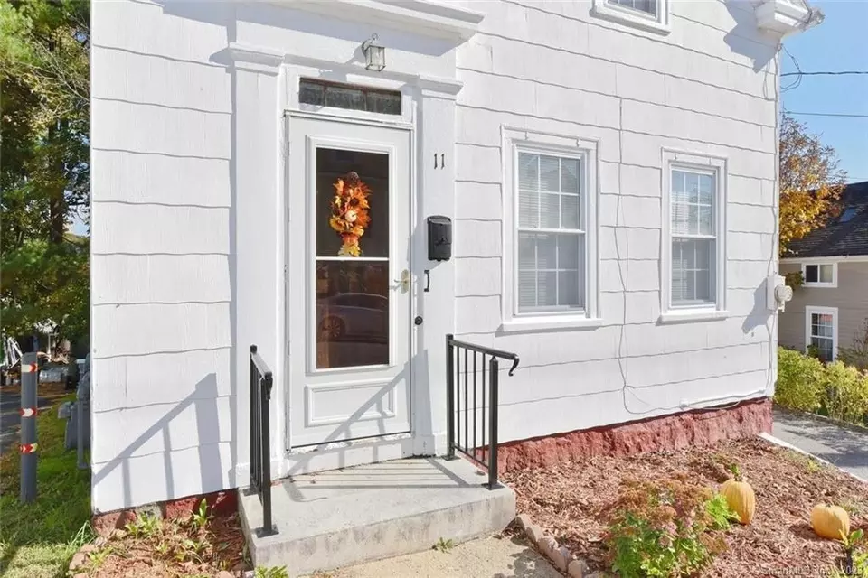11 Mountain Ave, New London, CT 06320 38 Photos Movoto