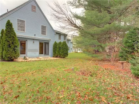 26 Bridle Path Ln, Manchester, CT 06042