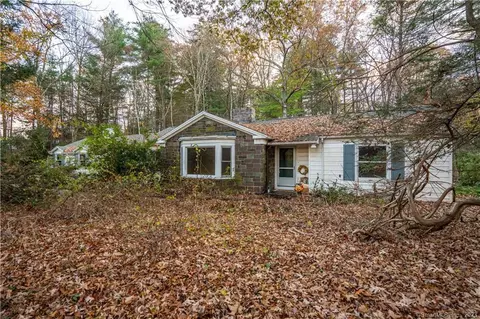 11 Tootin Hill Rd, Simsbury, CT 06092