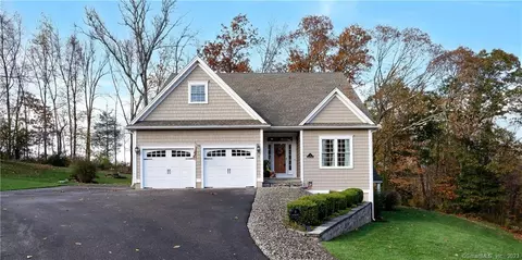 8 Crestview Dr #8, Middlefield, CT 06455