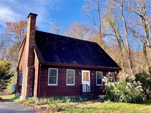 37 White Plains Rd, Norwich, CT 06360