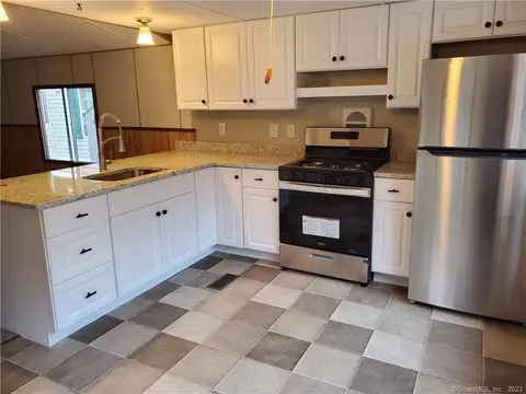 270 Boston Post Rd #5, Waterford, CT 06385
