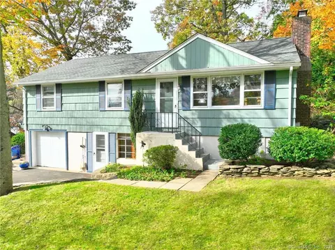 28 Hollow Tree Rd, Norwalk, CT 06854