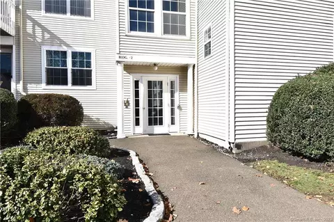 2390 State St #2Y, Hamden, CT 06517