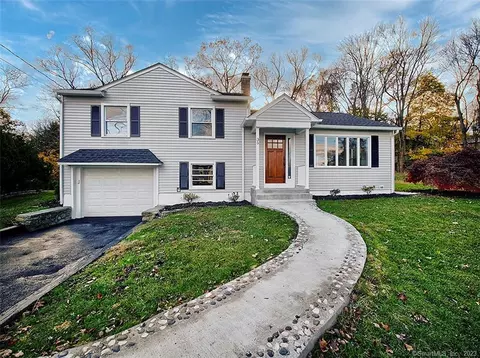 35 Sunnybrook Bnd, Waterbury, CT 06708