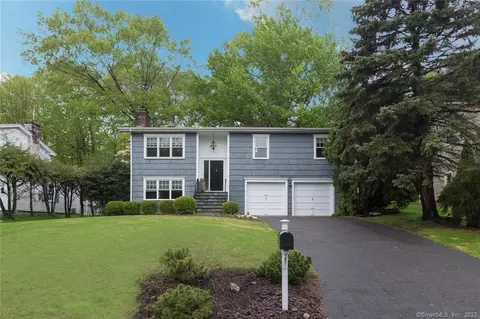 9 Windsor Ln, Cos Cob, CT 06807