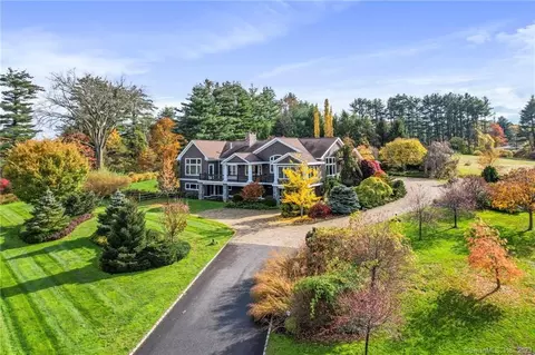 92 Chesham Dr, Middlebury, CT 06762