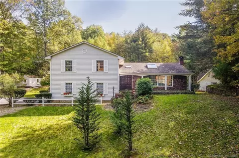 15 Sachems Trl, Simsbury, CT 06092