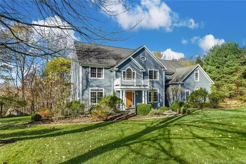 10 Erin Ln, Newtown, CT 06482