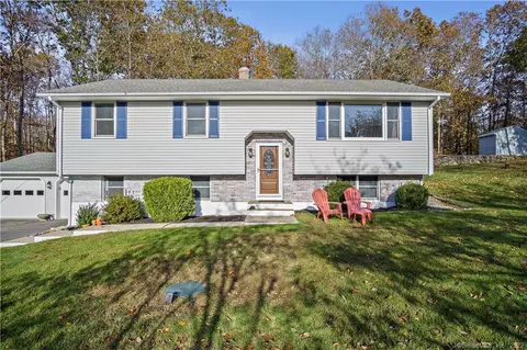 39 Tra Mart Dr, Uncasville, CT 06382